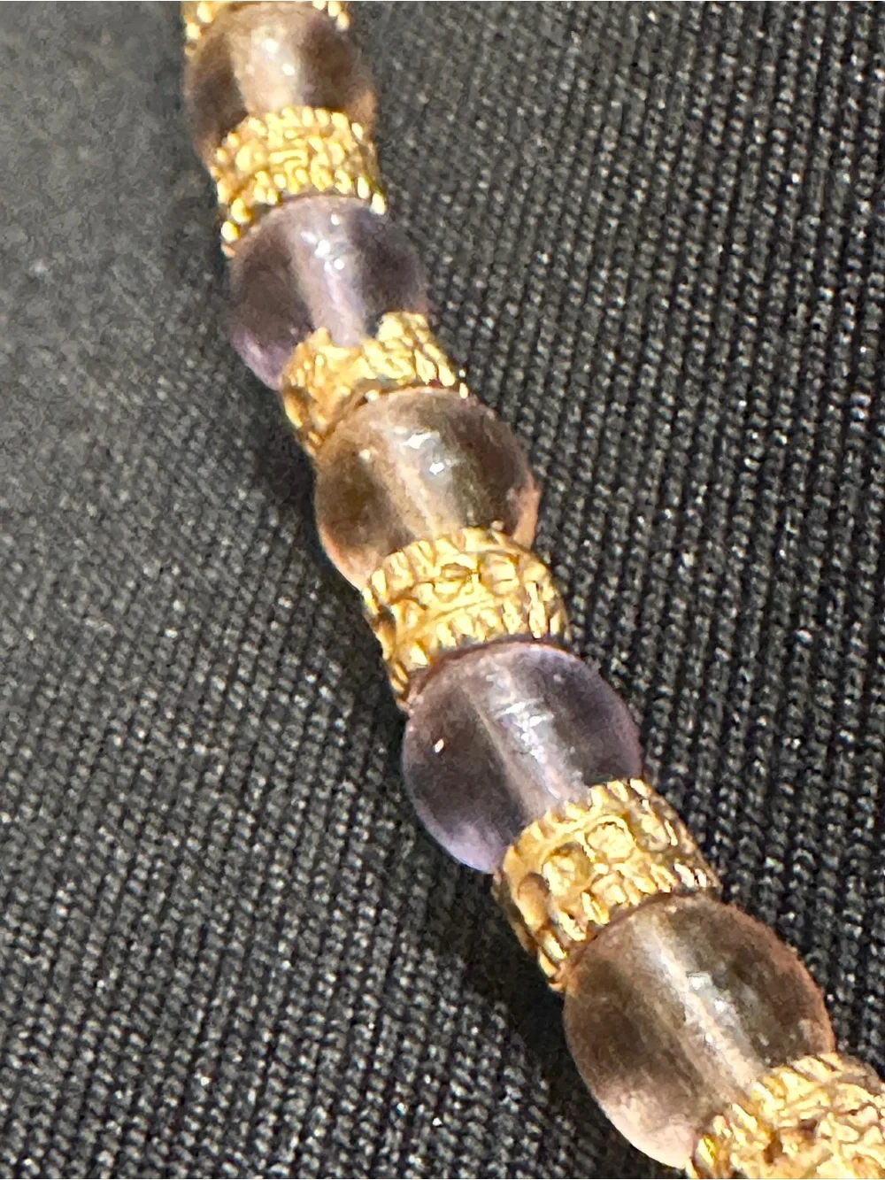 THIS IS A LADIES MURANO GLASS NECKLACE MEASURING 17” IN LENGTH, 6” WHEN WORN. I